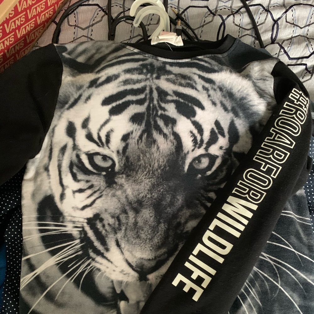 HM roar for wildlife sweatshirt